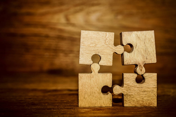 четыре деревянных кусочка пазла. концепция людей, связанных друг с другом - Фото, изображение