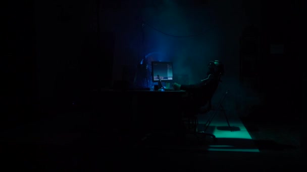 Hombre en auriculares vr jugando juegos en coma realidad virtual por la noche. Cyberpunk, tecnología y concepto de ciencia ficción
. - Metraje, vídeo