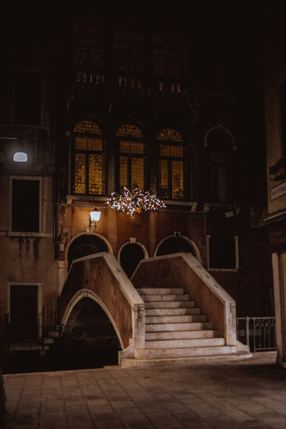 σκηνή δρόμου του σπιτιού με την γέφυρα στην παλιά συνοικία τη νύχτα, Βενετία, Ιταλία  - Φωτογραφία, εικόνα