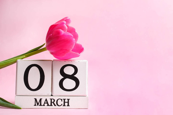 Belles tulipes roses et calendrier sur fond rose. Concept Journée internationale de la femme, 8 mars. Espace de copie
. - Photo, image