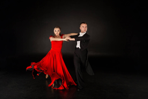 Beautiful couple in the active ballroom dance - Fotografie, Obrázek
