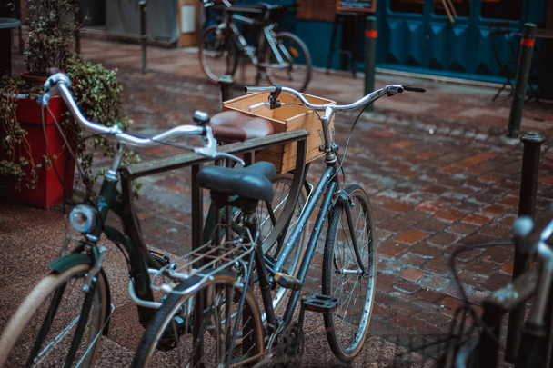 bicicletas na rua no bairro velho, Toulouse, França
 - Foto, Imagem