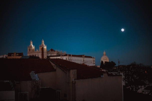 вид на монастир і церква з Отже Вісенте de Fora на пагорбі в нічний час, Лісабон, Португалія - Фото, зображення