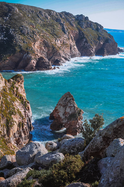 живописный вид на скалистый утес Cabo da Roca, Португалия  - Фото, изображение