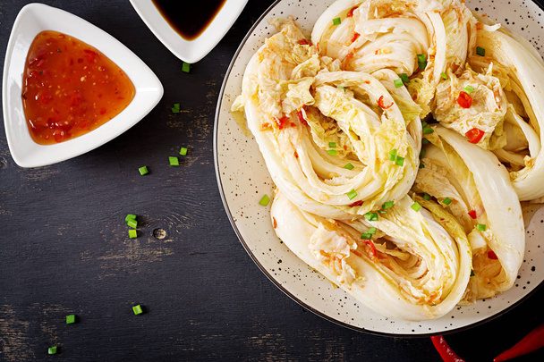 Κινέζικο λάχανο. Λάχανο Kimchi. Κορεατικά παραδοσιακό φαγητό. Που έχουν υποστεί ζύμωση τροφίμων. Χορτοφάγους τροφίμων έννοια. Το top view. Επίπεδη θέσει - Φωτογραφία, εικόνα