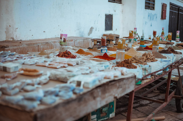 палі ароматичних спецій на таблицях на Chefchaouen ринку, Марокко - Фото, зображення