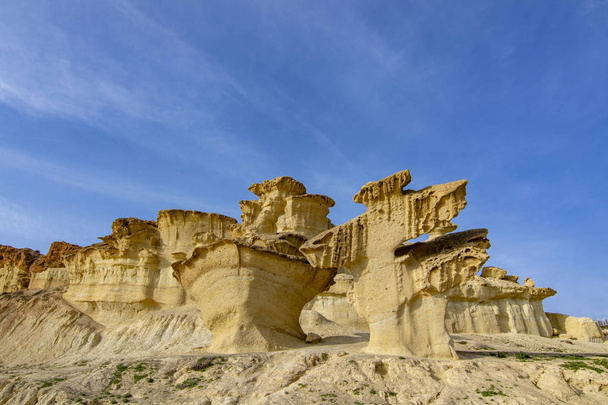 Interessante vormen gemaakt door natuur in zandsteen in Bolnuevo Puerto de Mazarron, Murcia, Spanje. - Foto, afbeelding