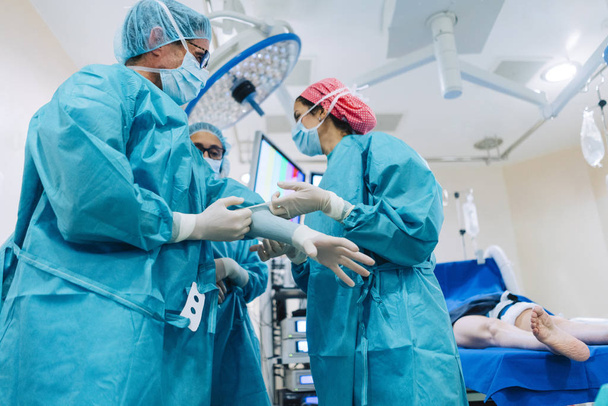 Kontrola chirurgiczna noszenia rękawiczek przed operacją - Zdjęcie, obraz