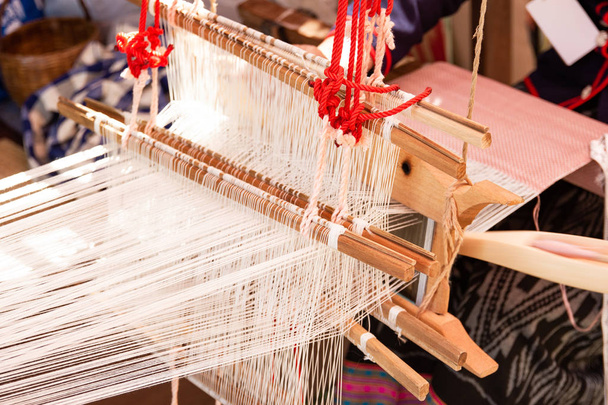 Equipamento de tecelagem Tecelagem doméstica - Detalhe do tear de tecelagem para seda caseira Usado para tecelagem de seda ou produção têxtil da Tailândia
  - Foto, Imagem