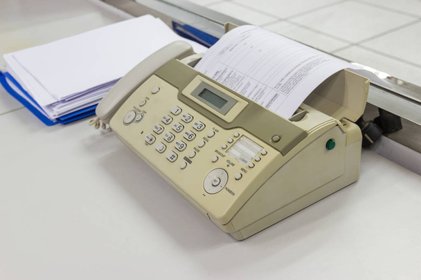 Das Faxgerät für den Versand von Dokumenten in der Bürokonzeptausstattung, die im Büro benötigt wird - Foto, Bild