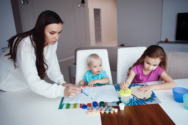 children and mother drawing and sitting at table at home - Fotoğraf, Görsel