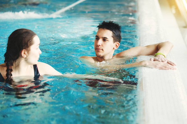 pareja nadando en piscina en parque acuático
 - Foto, Imagen