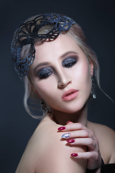 Portrait of young woman with evening makeup - Foto, Imagen
