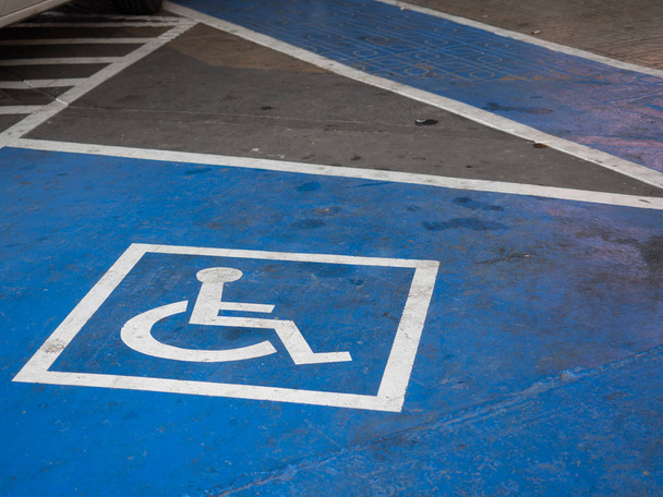 駐車場に障害者用のロゴ。(特別な車の駐車場) - 写真・画像