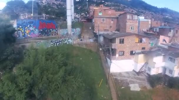 Nyomornegyedek Medellin mellett elhaladva láttam egy felvonó, kolumbiai gettó, felülnézet fenti házak, Dél-Amerikában Kolumbia - Felvétel, videó