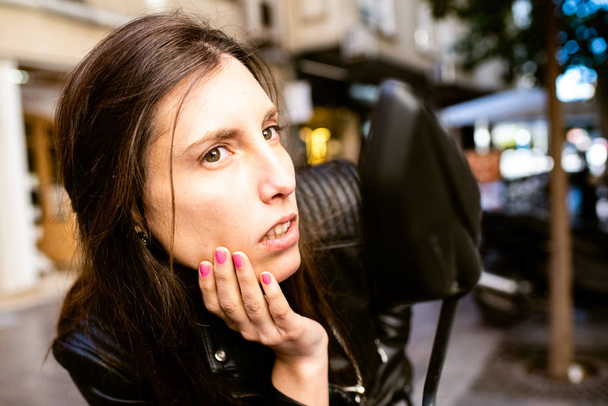 Jungunternehmerin sorgte sich um ihr Aussehen kurz vor einem wichtigen Treffen, als sie sich auf der Straße schminkte. - Foto, Bild