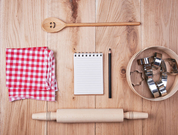 üres nyitott notebook sorban és fából készült konyhai kiegészítők, recept koncepció - Fotó, kép