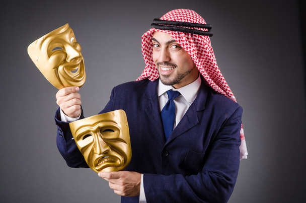 Arabe avec des masques en studio sombre
 - Photo, image