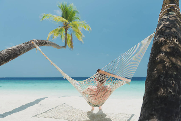 teen boy in beach hammock on the maldives - Foto, Imagen