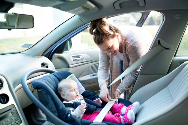 Putting on the seatbelt is important especially if a traveling companion is child of your own  - Foto, afbeelding