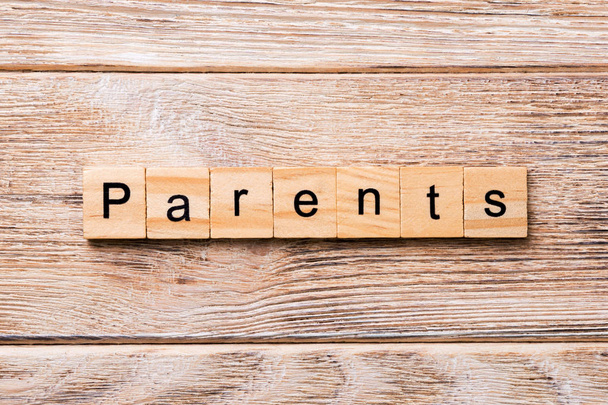 Parents word written on wood block. Parents text on wooden table for your desing, concept. - Fotoğraf, Görsel