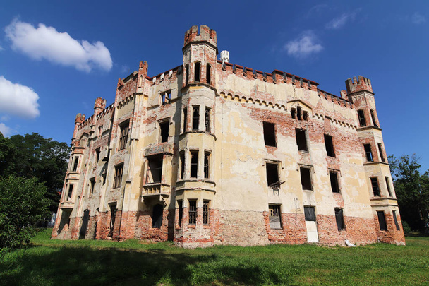 Schloss Cesky rudolec - die ursprüngliche Wasserburg wurde im 17. Jahrhundert zu einem Renaissanceschloss umgebaut. 1860 wurde das Barockschloss niedergebrannt und anschließend im neugotischen Stil restauriert. Es war von einem großen englischen Park umgeben - Foto, Bild