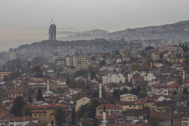 Blick vom Gipfel auf Sarajevo im Morgennebel. Bosnien und Herzegowina - Foto, Bild