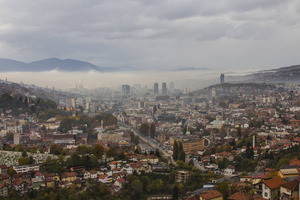 Vista desde el punto más alto a Sarajevo en la niebla en la mañana. Bosnia y Herzegovina
 - Foto, imagen
