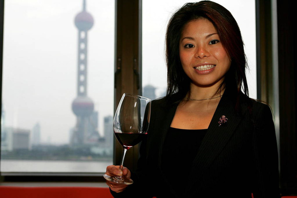 --Fájl-szingapúri sommelier Yvonne Chiong jelent a Jean Georges étteremben három a Bund Sanghajban, március 4, 2007 - Fotó, kép