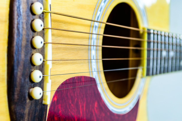 Primer plano Parte del cuerpo de una guitarra acústica
. - Foto, Imagen