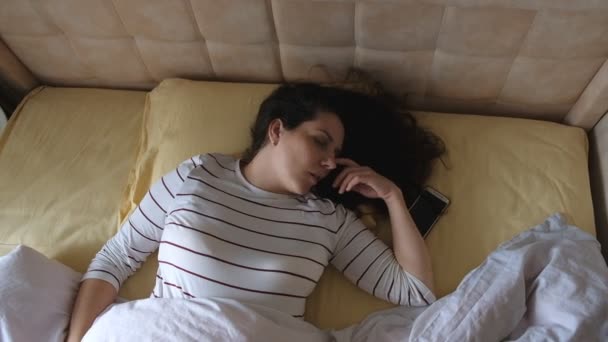 Uykulu kız uyuya kalmış ve işe geç - Video, Çekim