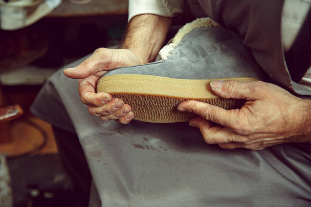 Genießen Prozess der Schaffung maßgeschneiderter Schuhe. Arbeitsplatz des Schuhdesigners - Foto, Bild