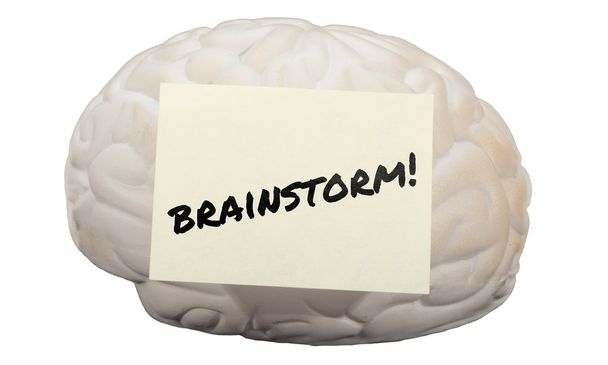 ¡Tormenta de ideas! escrito en un cerebro modelo para generar ideas
 - Foto, imagen