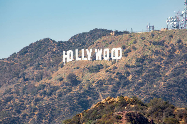 Los Angeles, Kalifornia / Yhdysvallat lokakuu 3, 2015: On hämärä iltapäivällä Kaliforniassa aurinko istuu ikonin Hollywood-kyltti
. - Valokuva, kuva