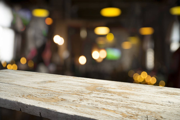 Beczka piwa z szklankami na drewnianym stole. Ciemnobrązowe tło. - Zdjęcie, obraz