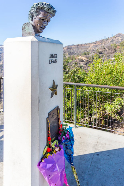 Лос-Анджелес, Каліфорнія/США - 3 жовтня 2015: сонце Гріффіт парк зовні будинку Гріффіт обсерваторії, знакові сцени в бунтар без причини, височить пам'ятник актор Джеймс Дін. - Фото, зображення