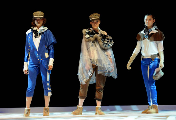 Kiinalaiset mallit paraati finaalissa 4. Haining China Tricot Fashion Design Contest, klo Donghua University Shanghaissa, Kiinassa, keskiviikko, 22 huhtikuu 2009
 - Valokuva, kuva