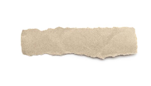 Gerecycled papier ambachtelijke stok op een witte achtergrond. Bruin papier gescheurd of gescheurd papier geïsoleerd op wit met knippad. - Foto, afbeelding