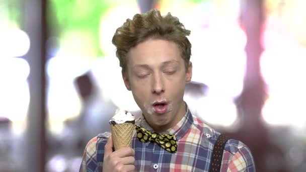 Vtipné dospívající chlapec jíst zmrzlinu. - Záběry, video
