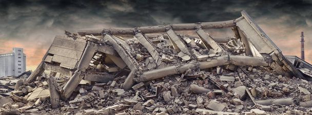 Κατέρρευσε το συγκεκριμένο βιομηχανικό κτίριο απομονωθεί σε λευκό φόντο με δραματικό ουρανό και καμινάδα εργοστασίου και άλλη οικοδομή στο παρασκήνιο. Καταστροφή σκηνή γεμάτη μπάζα, σκόνη και κατεστραμμένο - Φωτογραφία, εικόνα