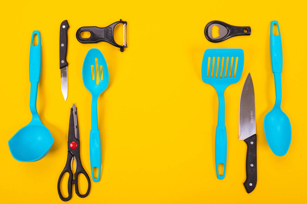 vista superior de los utensilios de cocina con estilo aislado sobre fondo amarillo
 - Foto, Imagen