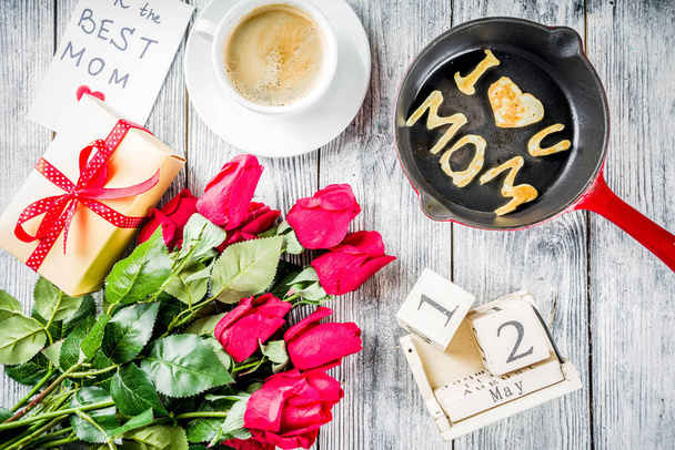 Muttertag Gruß Hintergrundkonzept, mit roten Rosen Blumen, Grußkarte kreative Pfannkuchen für beste Mama, ich liebe Mama, und Kaffeebecher, Holz Hintergrund Kopierraum - Foto, Bild