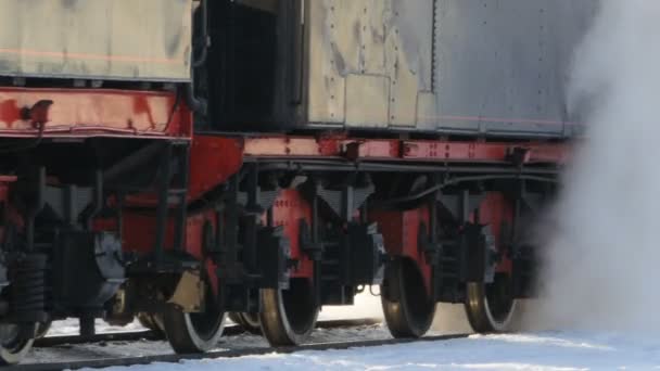 Grote wielen van een rookvrije stoomlocomotief passeert - Video