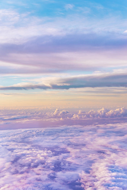 paesaggio nuvoloso drammatico e spirituale con nuvole drammatiche che riflettono i raggi della luce del tramonto
. - Foto, immagini