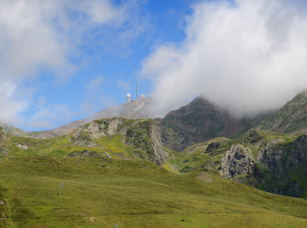 Montagnes d'été avec un observatoire dans les Pyrénées
 - Photo, image