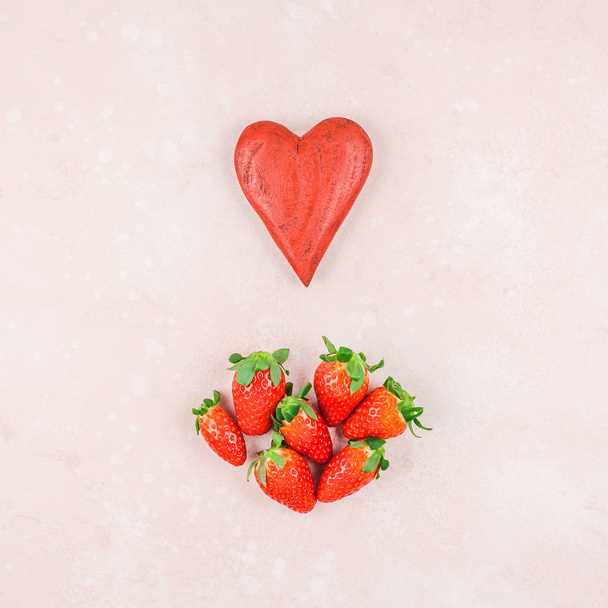 Kreatív Valentin-nap romantikus koncepció összetétele lapos feküdt felülnézet szeretet ünnep ünnepe a piros szív eper rózsaszín háttér másol hely sablon üdvözlőlap szöveg szociális média blogjainak - Fotó, kép