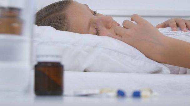 Sick Child in Bed, Ill Kid with Thermometer, Girl in Hospital, Pills Medicine - Foto, Bild