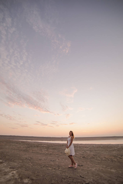 mujer joven caminando en la playa - Foto, Imagen