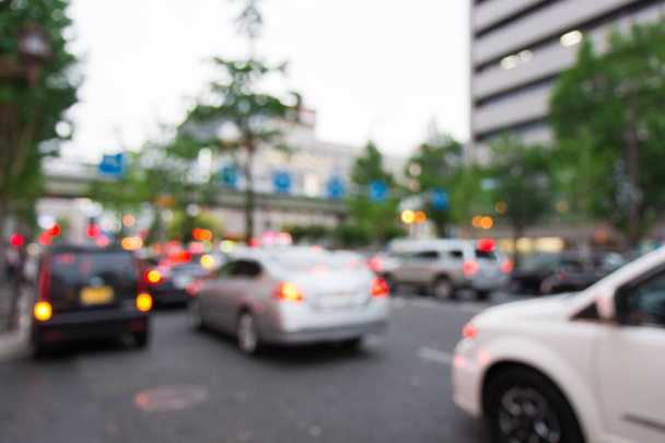 abstrakter verschwommener Hintergrund mit Auto auf der Straße, Konzept Verkehrshintergrund. - Foto, Bild