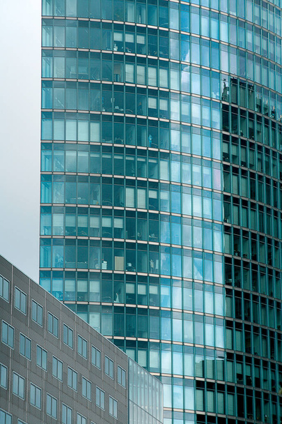 Moderna casa de cristal. Edificio de oficinas
. - Foto, imagen